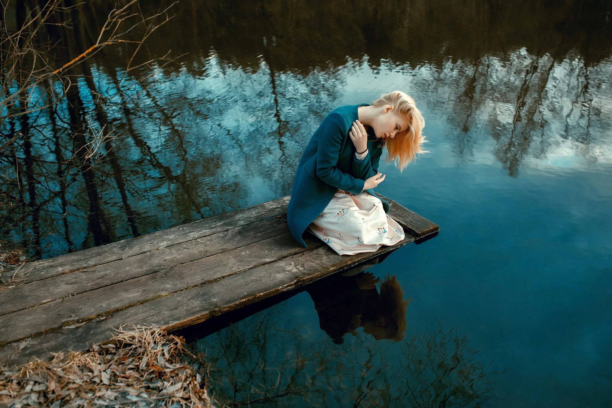 Девушка у реки. Фотосессия на мостике. Фотосессия на мостике у воды. Фотосессия на озере. Reflection woman