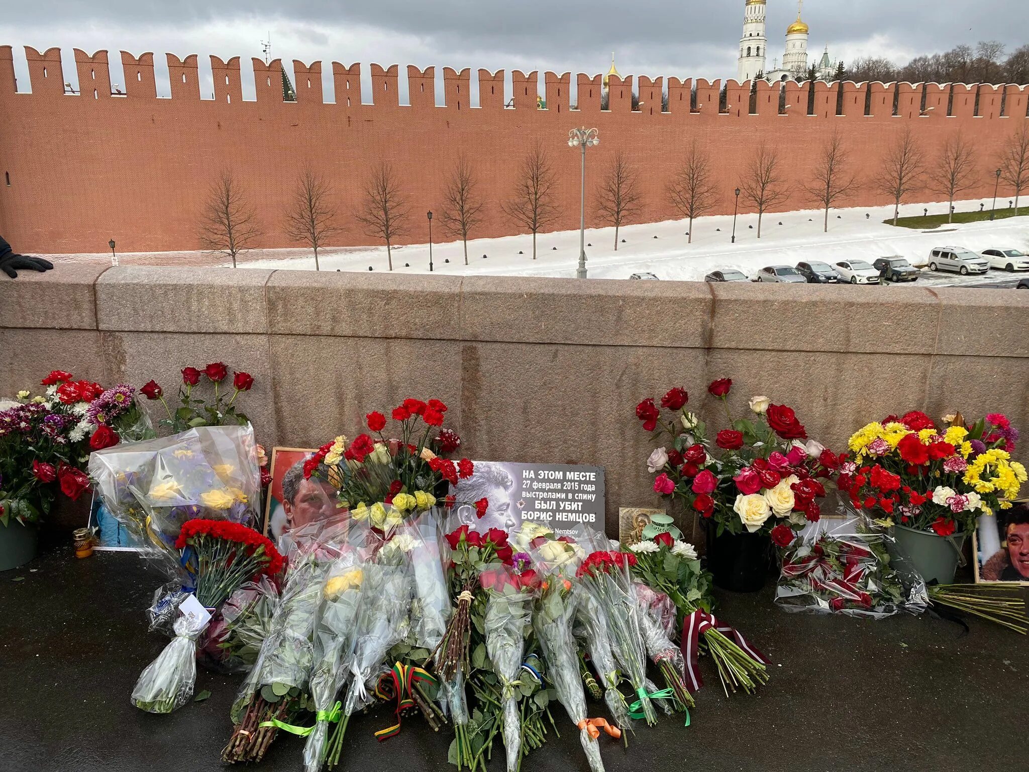 День памяти бориса немцова. Немцов мост москва. Могила немцова 2022. Подозреваемые в убийстве немцова. Подозреваемый в убийстве немцова.