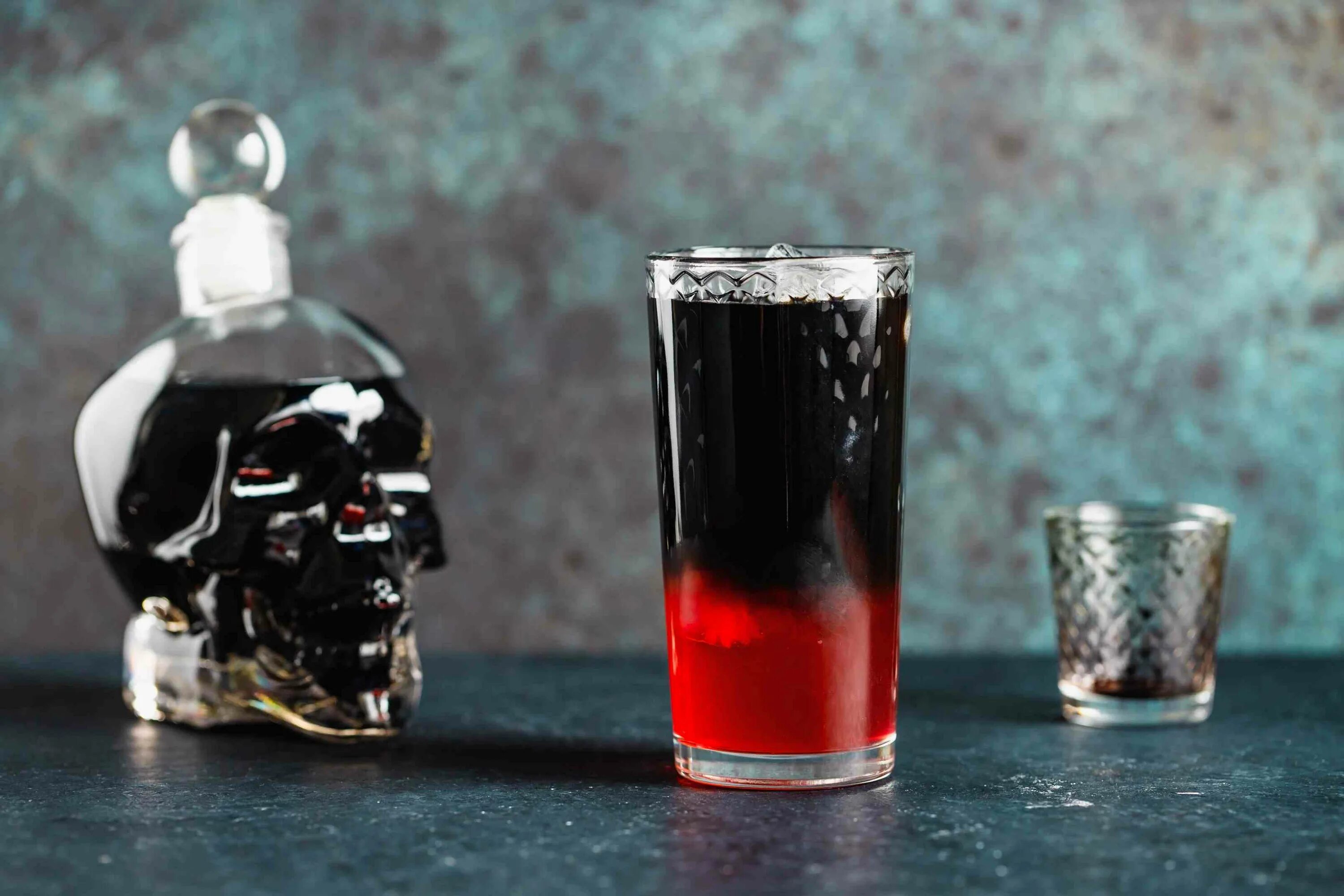 Black cocktail. Черный коктейль. Безалкогольные коктейли на черном. Черные коктейли алкогольные. Коктейль черного цвета.