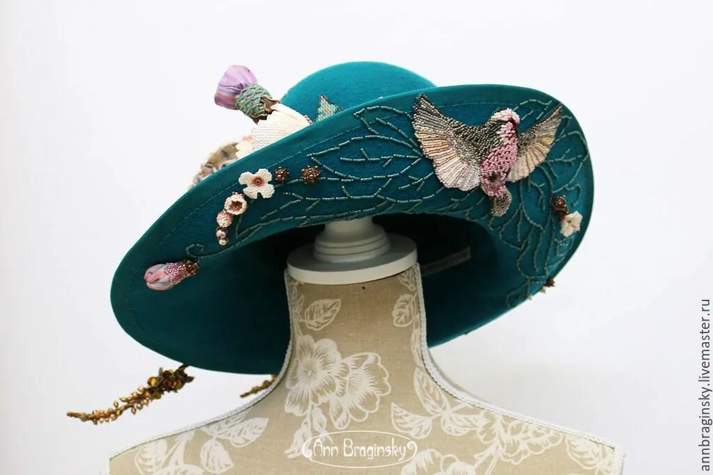 Шляпка птицы. Маска птицы из кепки. Попугай в шапочке. Royal ascot. Шляпка птицы.