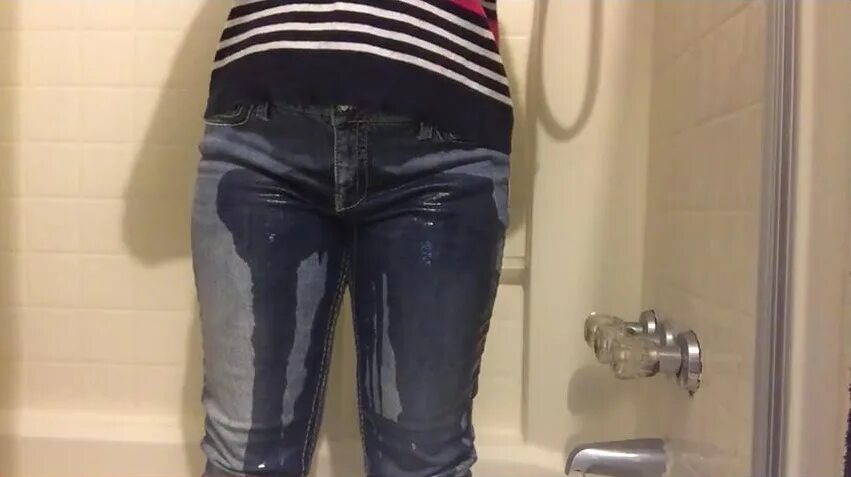 Описался утром. Описалась в джинсы около унитаза. Pee в штаны. Panty poop в джинсы. Девушки в джинсах pooping.