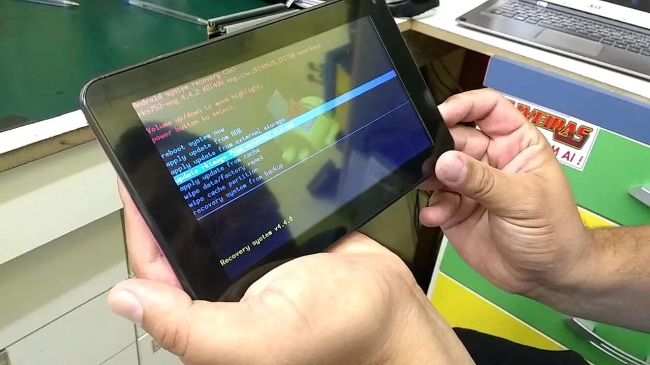 Не включается экран планшета. Планшет леново hard reset. Huawei Tablet hard reset. Жесткая перезагрузка Хуавей планшет. Заряжающие планшет.