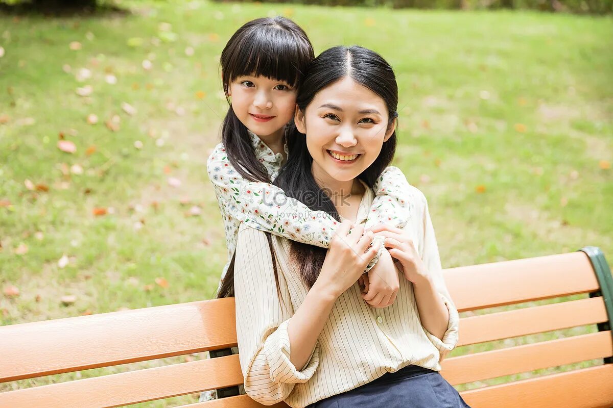 Азиатские мама с дочкой. Японские дочери. Мама и дочь корейцы. Азиатки мама с взрослой дочкой.