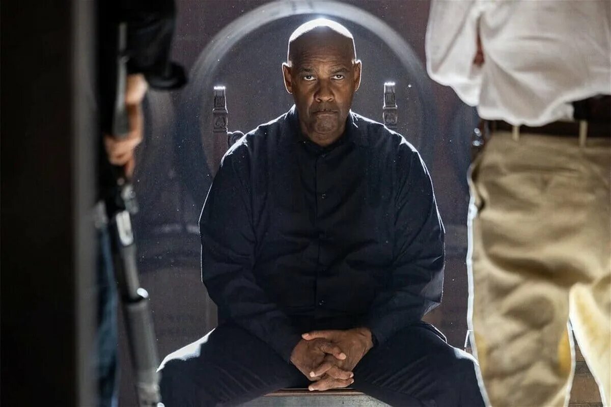 Великий уравнитель стс. Великий уравнитель кадр деньги. the equalizer 2014 mercenaries.