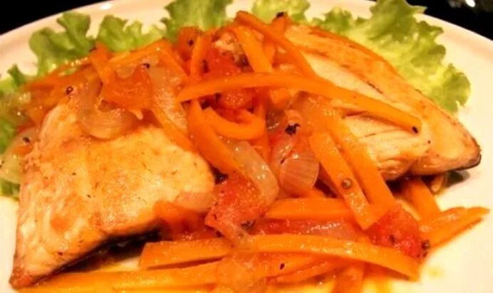 Горбуша на сковороде с морковью. Горбуша в сметане с луком и морковкой. Жареная горбуша с томатной подливкой. Горбуша на сковороде с майонезом и луком. Рыба в томатном соусе.