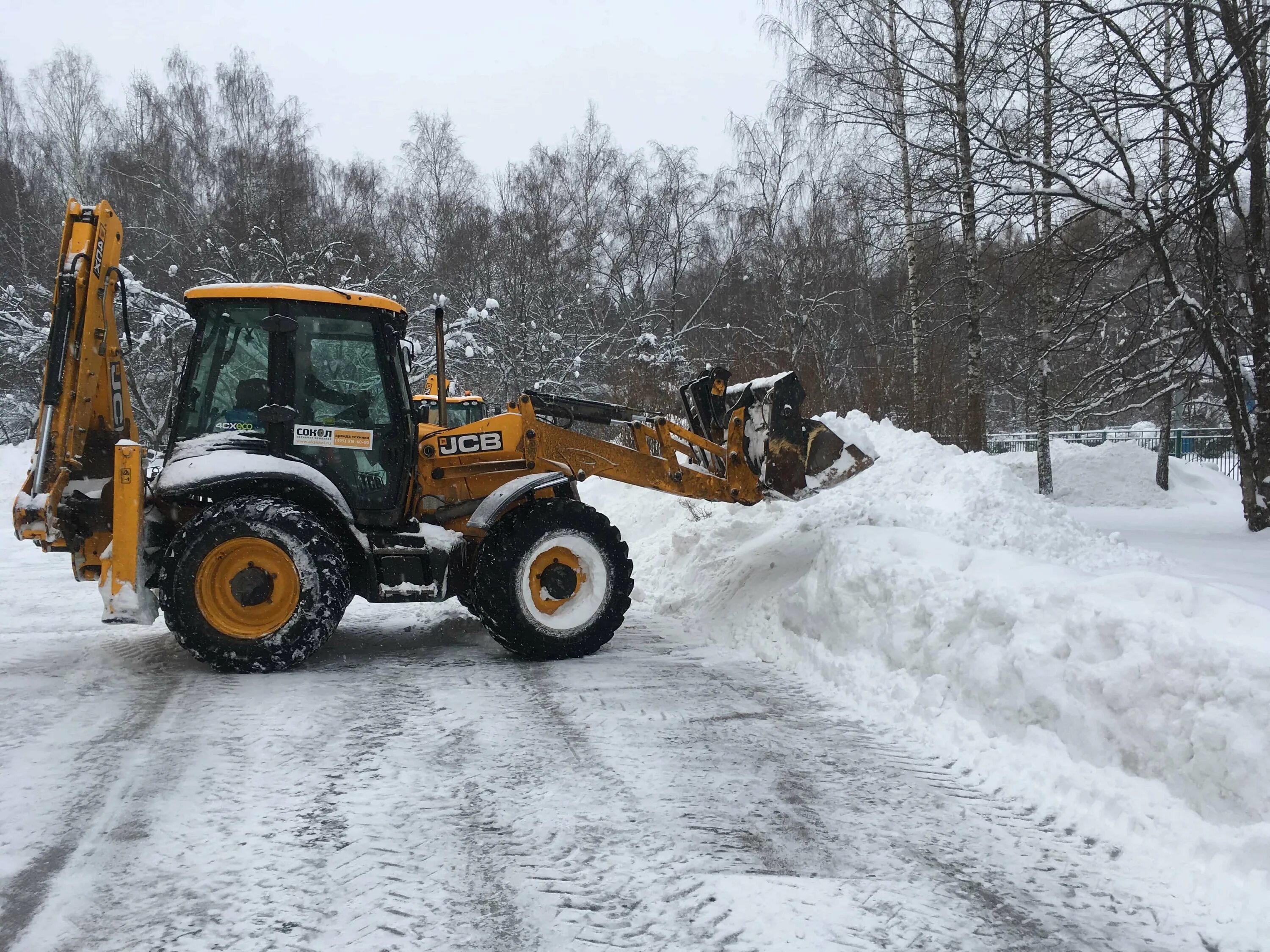 Уборка снега JCB 4cx. Уборка снега JCB 3cx. Уборка снега трактором JCB 3cx. Отвал на JCB 4cx. Аренда трактора снег