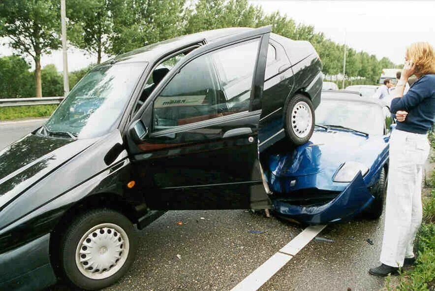 Наезд на стоящую машину. Наезд на стоящую машину. Наезд на стоящую машину. Стоящее транспортное средство. Боковое столкновение автомобилей.