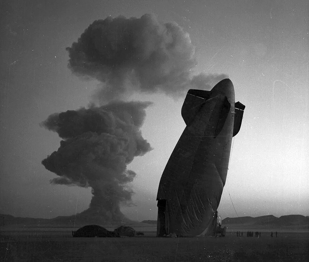 Атомные испытания. Невада испытания ядерного оружия. Ядерный взрыв в Неваде 1957. Испытание ядерной бомбы. Испытания ядерного Руже.