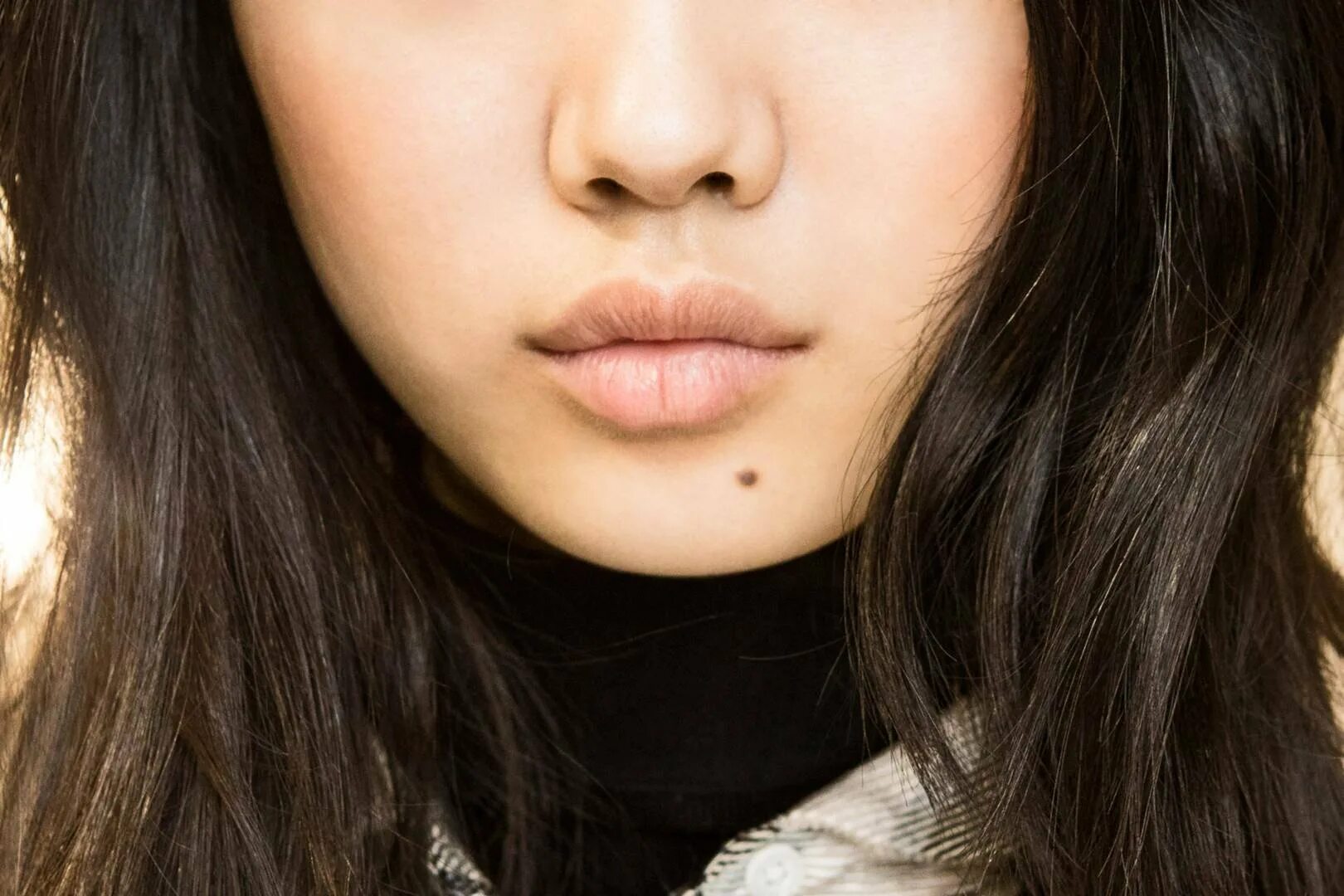 Лицо под губой. Перистомольный дерматит. Губы мужские. Прыщи на подбородке герпес. Тонкие женские губы.