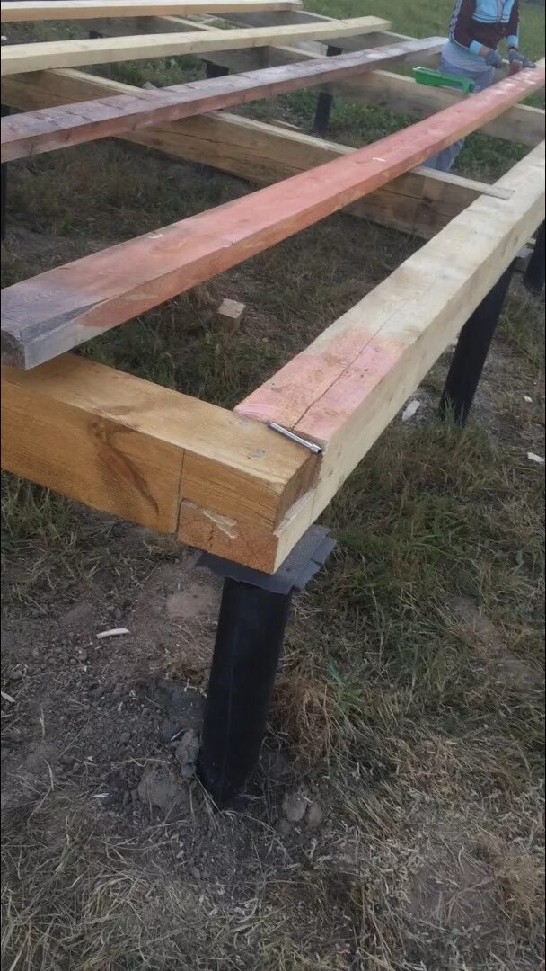 Ростверк из бруса 150х150. Обвязка из бруса 150 х150. Как сделать обвязку из бруса. Обвязка винтовых свай брусом 200х200. Обвязочный брус на винтовых сваях.