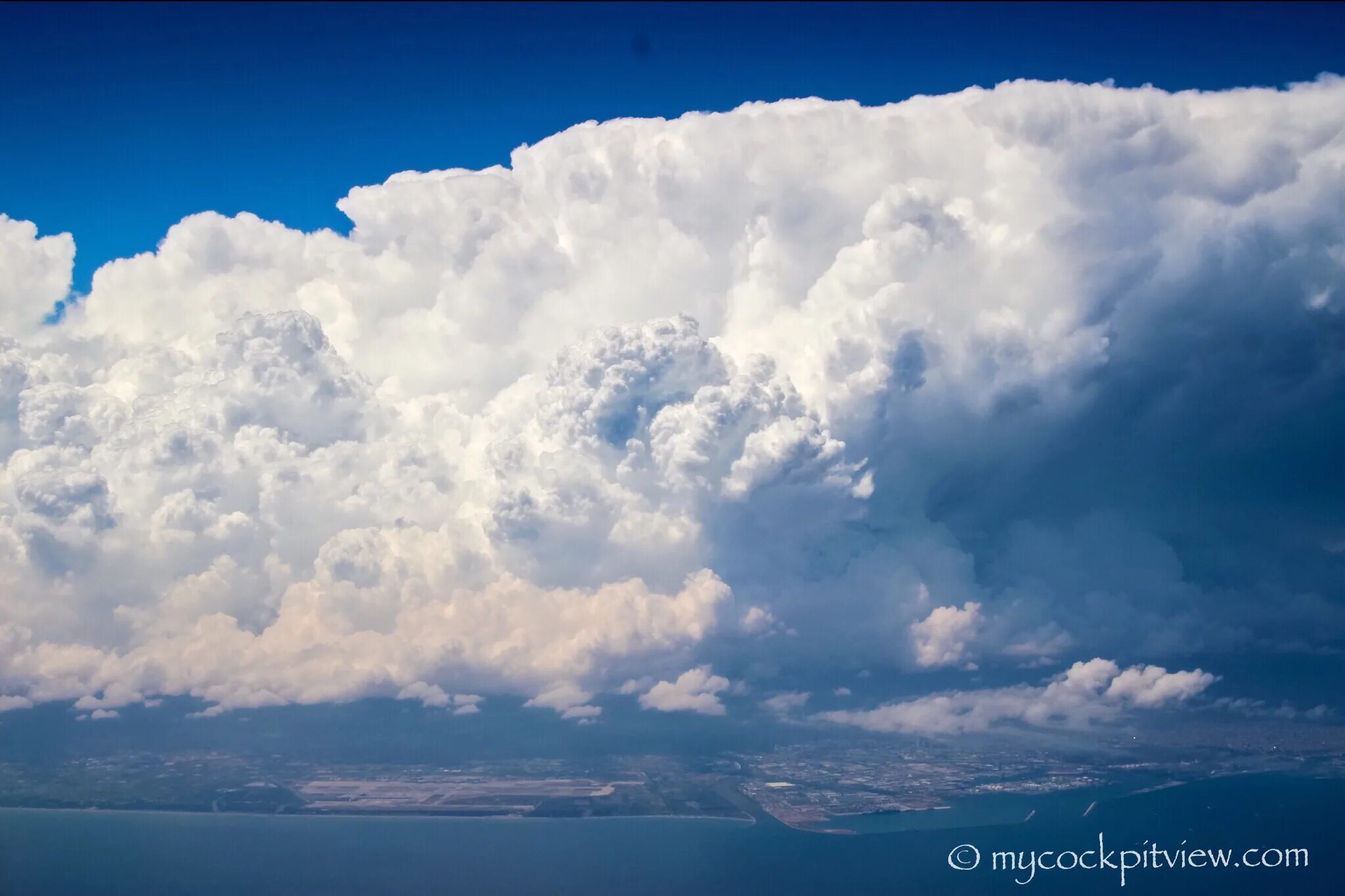 Внутримассовые облака. Облака в пустыне. Обложка для музыки облако. Облака сверху. Небо с редкими облаками.