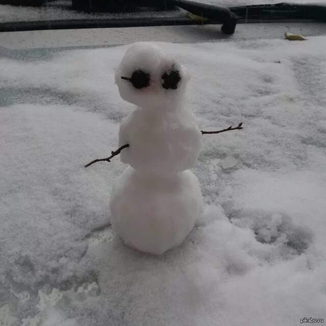 Необычные снеговики из снега. Снеговик из первого снега. Снеговики малютки. Первый снеговик. Первый снеговик статус.