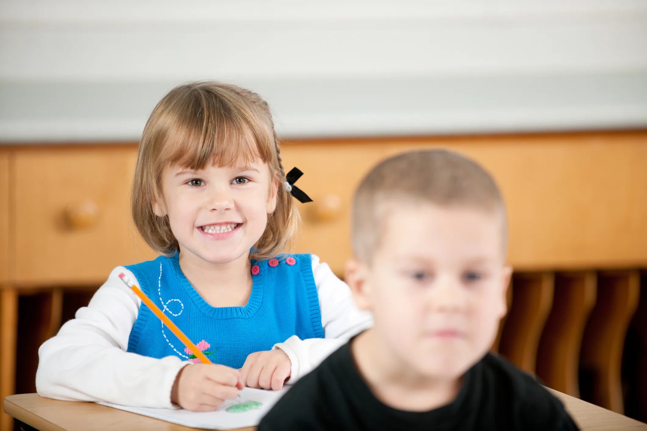 Мальчик в школе. Старшеклассники в школе. Ученик школьник. Дети школьники. Младшие школьники.
