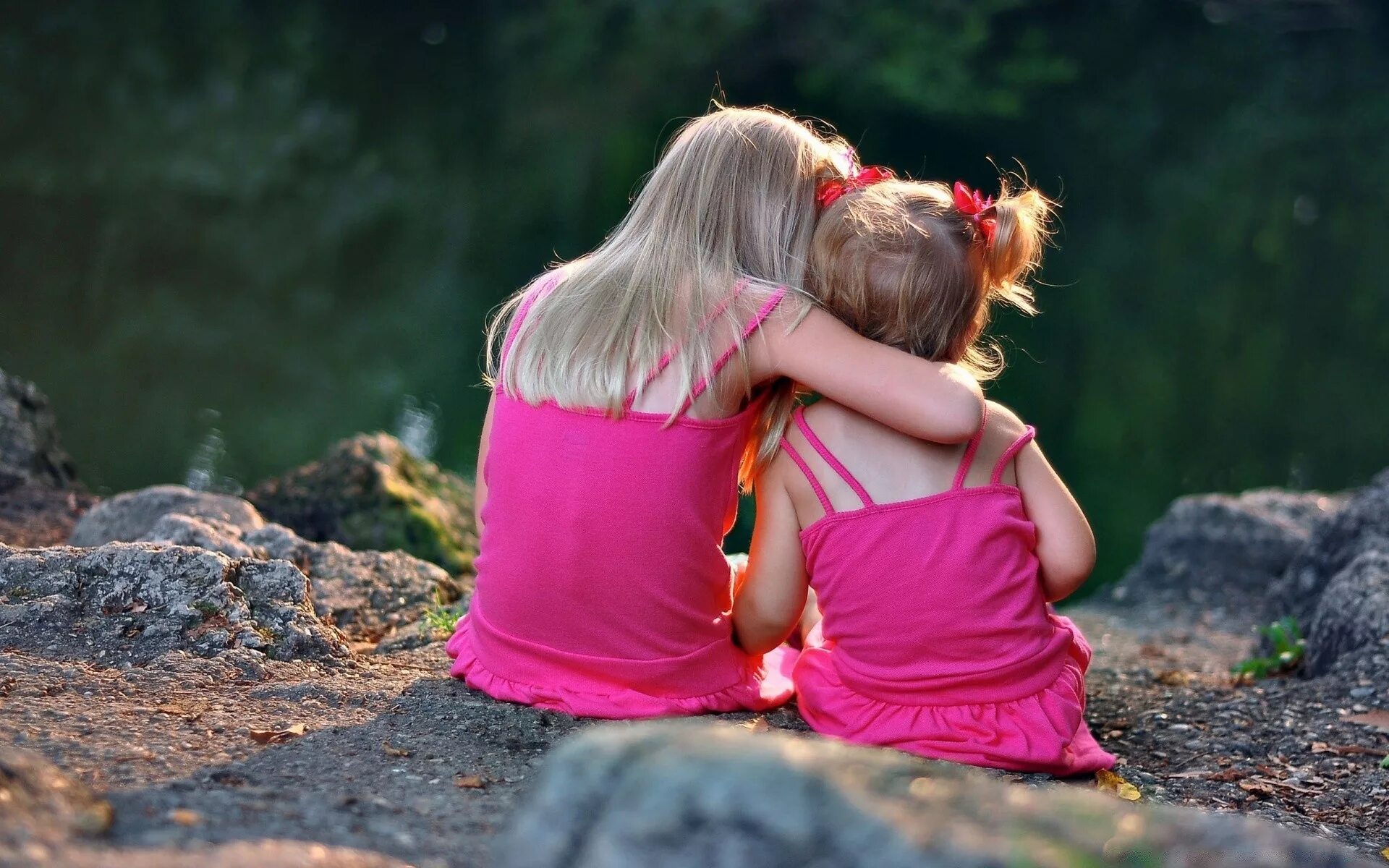 Two sisters old. Две сестренки. Подруги обнимаются. Девочки подружки. Две девочки обнимаются.