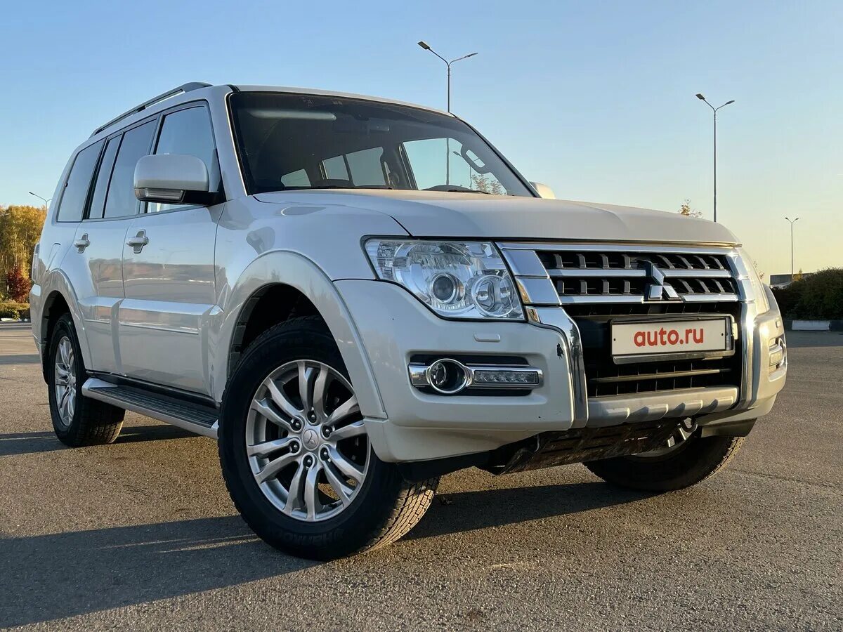 Мицубиси паджеро 2014. Митсубиси Паджеро 2014. Паджеро 4 белый. Mitsubishi Pajero 4 ОАЭ. Mitsubishi Pajero 4 белый арабский.