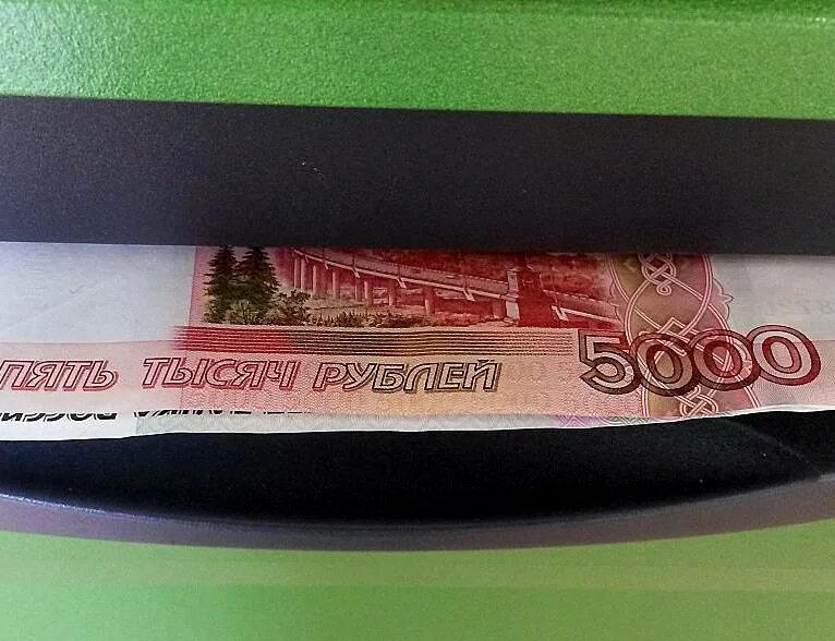 Банкомат 5000 рублей. Деньги в банкомате. Банкомате купюры 5000. Забрал чужие деньги из банкомата.