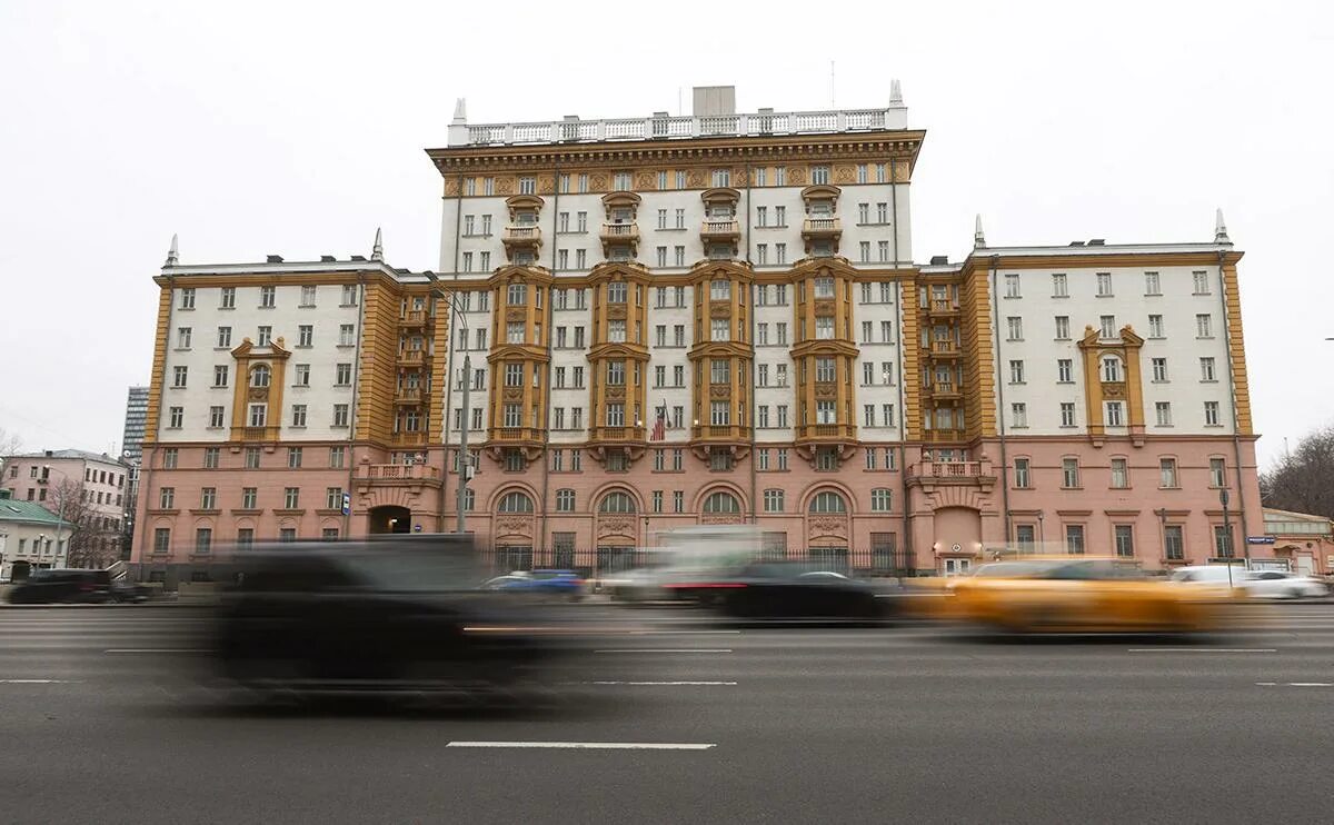 Мид сша. Здание посольства сша в москве. Здание американского посольства в москве. Здание мид в москве. Посольство сша в москве ворота.