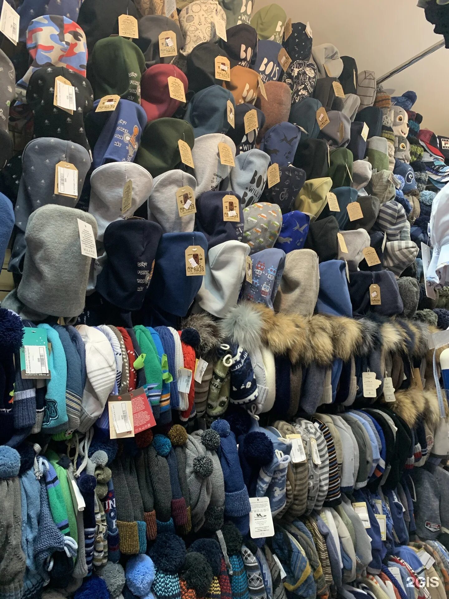 название магазина шапок. витрина для шапок. рынок головных уборов. головные уборы магазин саратов проспект кирова. шапки с рынка.