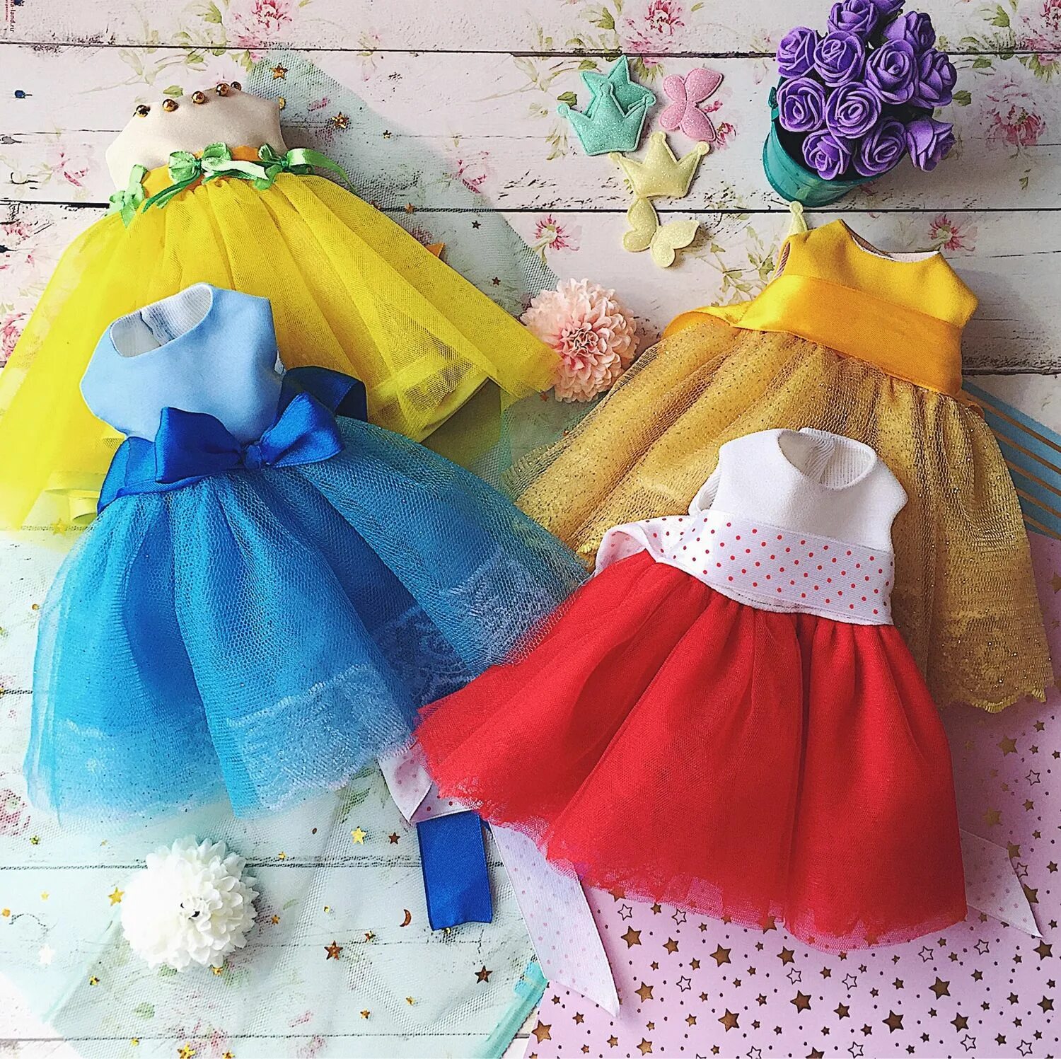 Платье для куколки. Платья для кукол. Шитые платья для кукол. Платье для маленькой куколки. Красивые платья для маленьких кукол.