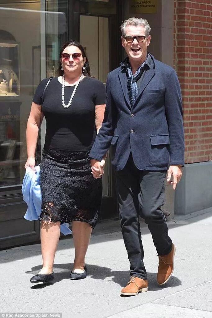 Жена джеймса бонда. Пирс броснан с женой. Кили шэй смит. Актёр пир броссман с женой. Пирс броснан с женой 2018.