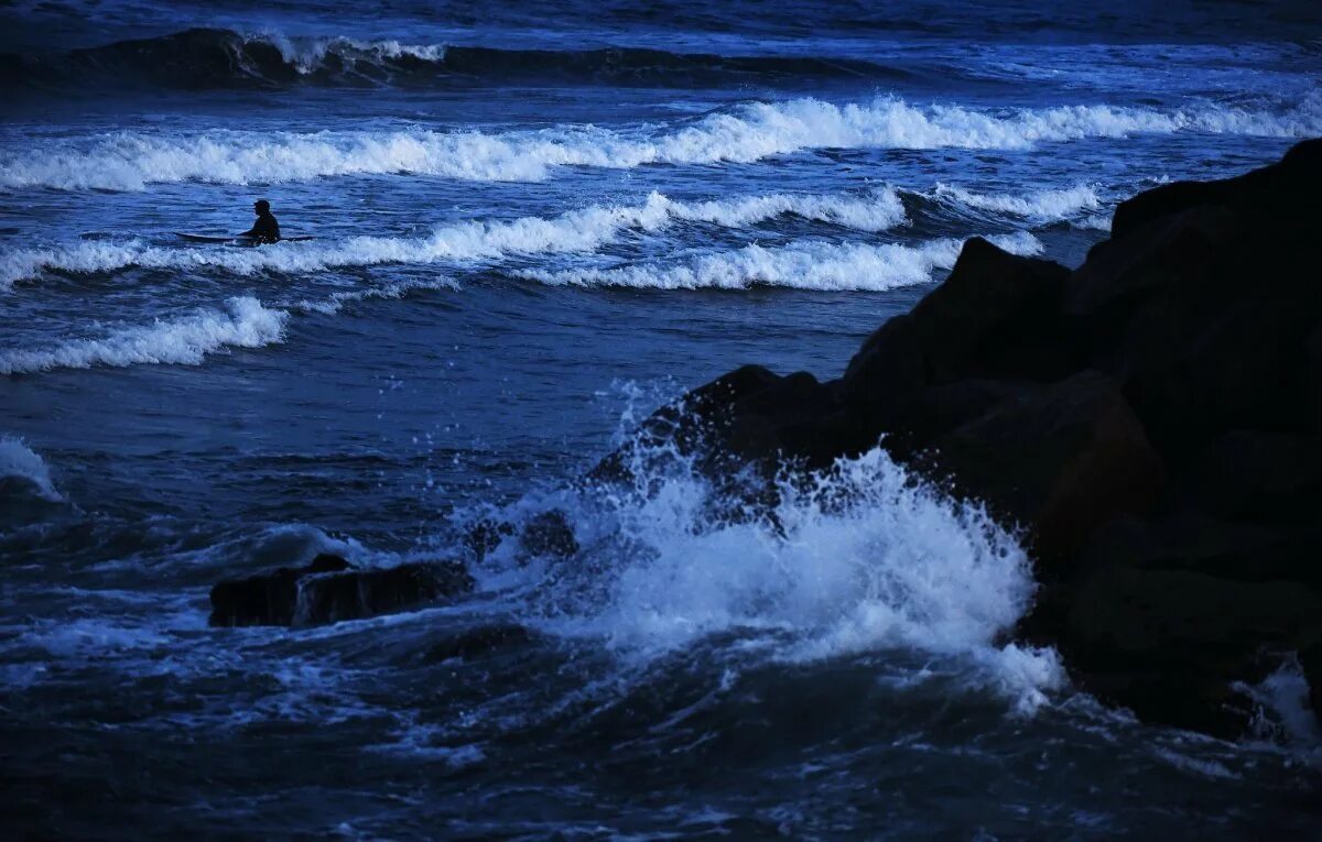 Ночь в море. Ночное море. Ночь морская волна. Море волны ночь. Волны ночью.