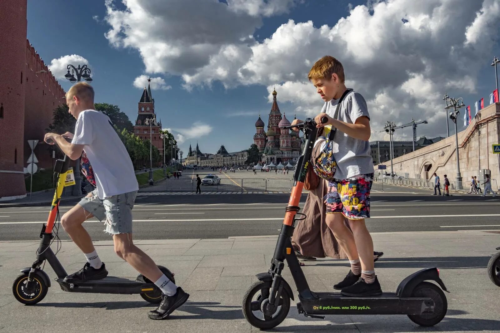 Подросток на самокате. Ребенок на самокате. Электросамокат для подростка. Школьник на самокате. С какого возраста можно кататься на электросамокате