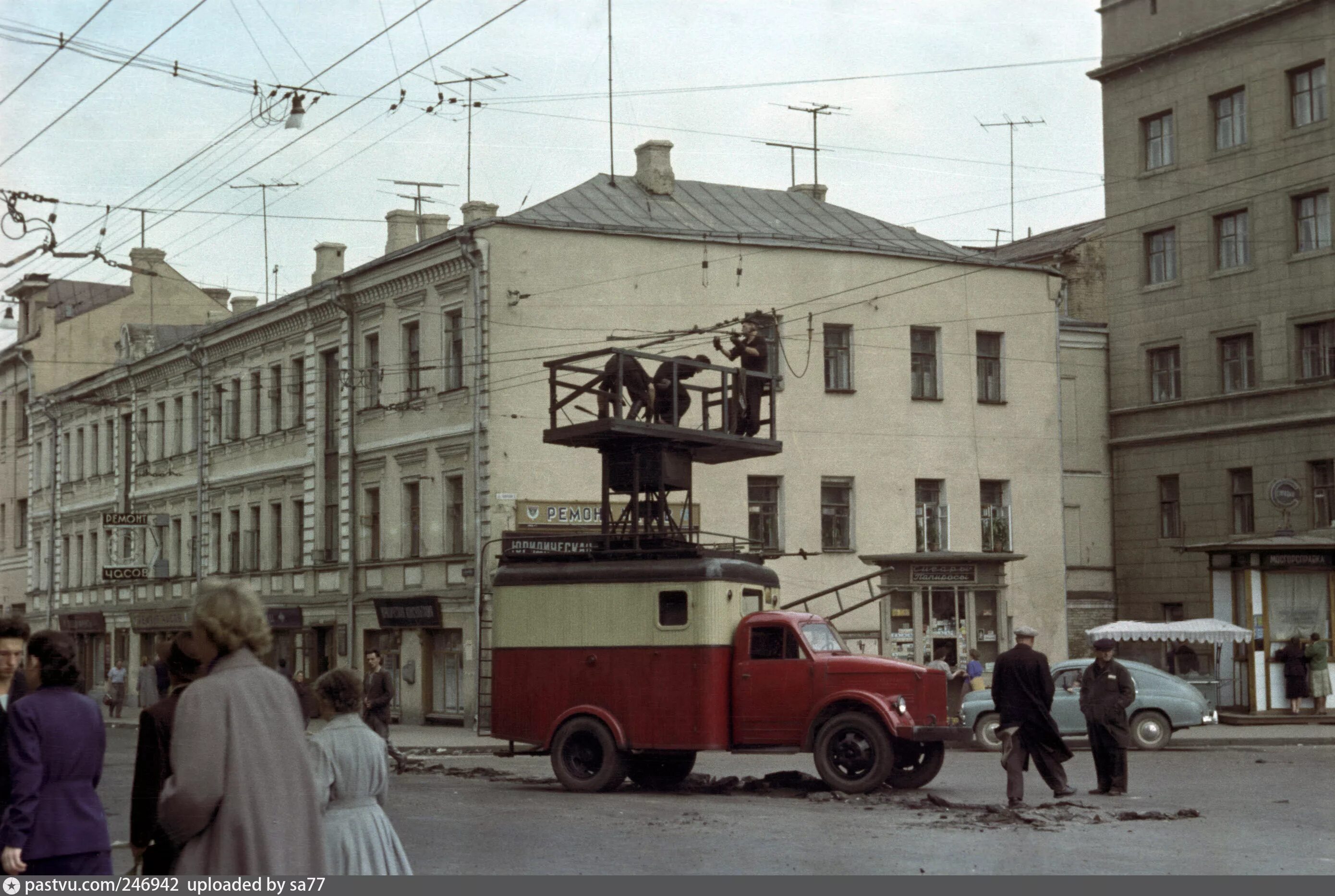 Улицу назвали красной. Басманный район 1950.