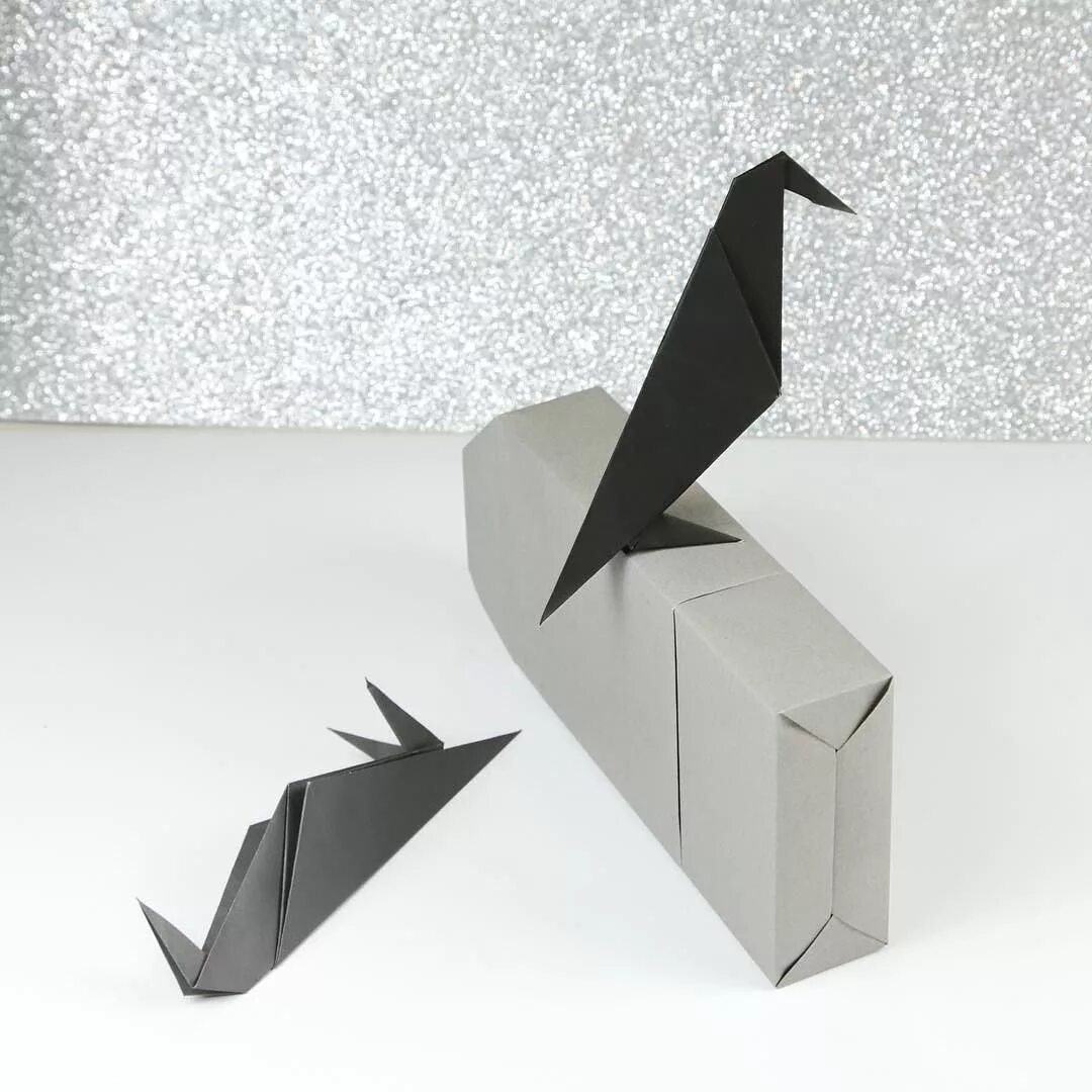 Оригами скворец. Оригами ворона. Ворон оригами из бумаги. Поделка ворона из бумаги. Каркающая ворона оригами.