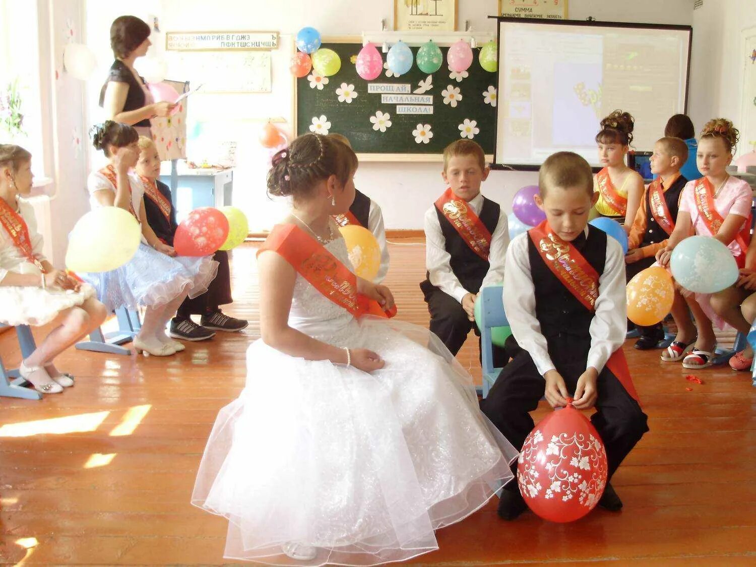 Выпускной в начальной школе. Выпускной в школе 4 класс. Празднование выпускного в 4 классе. Игры на выпускном в начальной школе. Игры и конкурсы в начальной школе