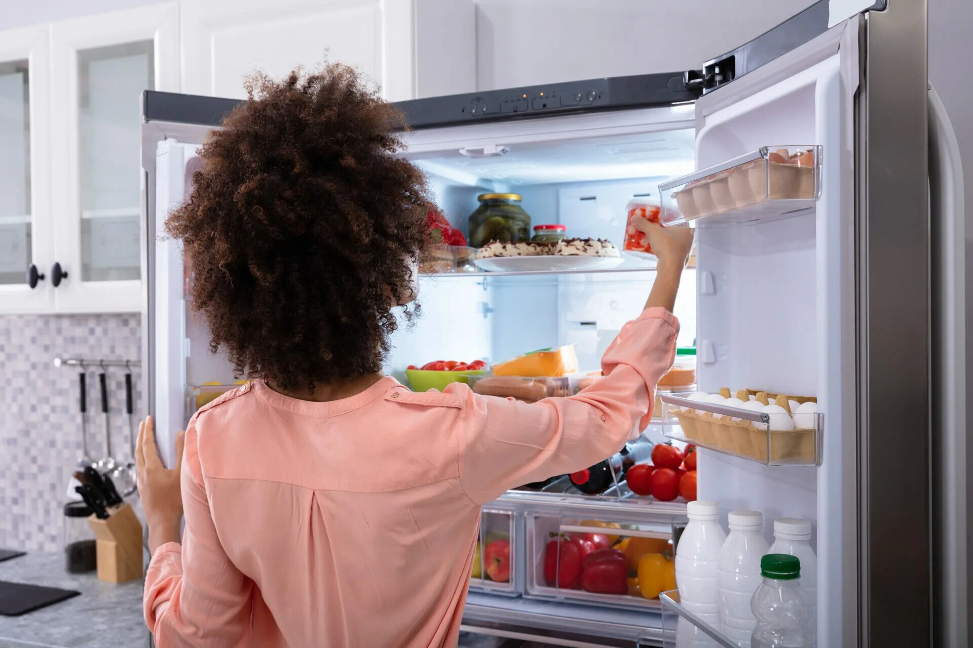 There are some eggs in the fridge. Холодильник с едой. Открывает холодильник. Женщина на кухне холодильник. Девушка у холодильника.