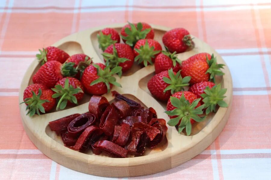 Две клубники. Клубничная ферма лежнева. Клубника ягода. Strawberry 44. Клубничная ферма.