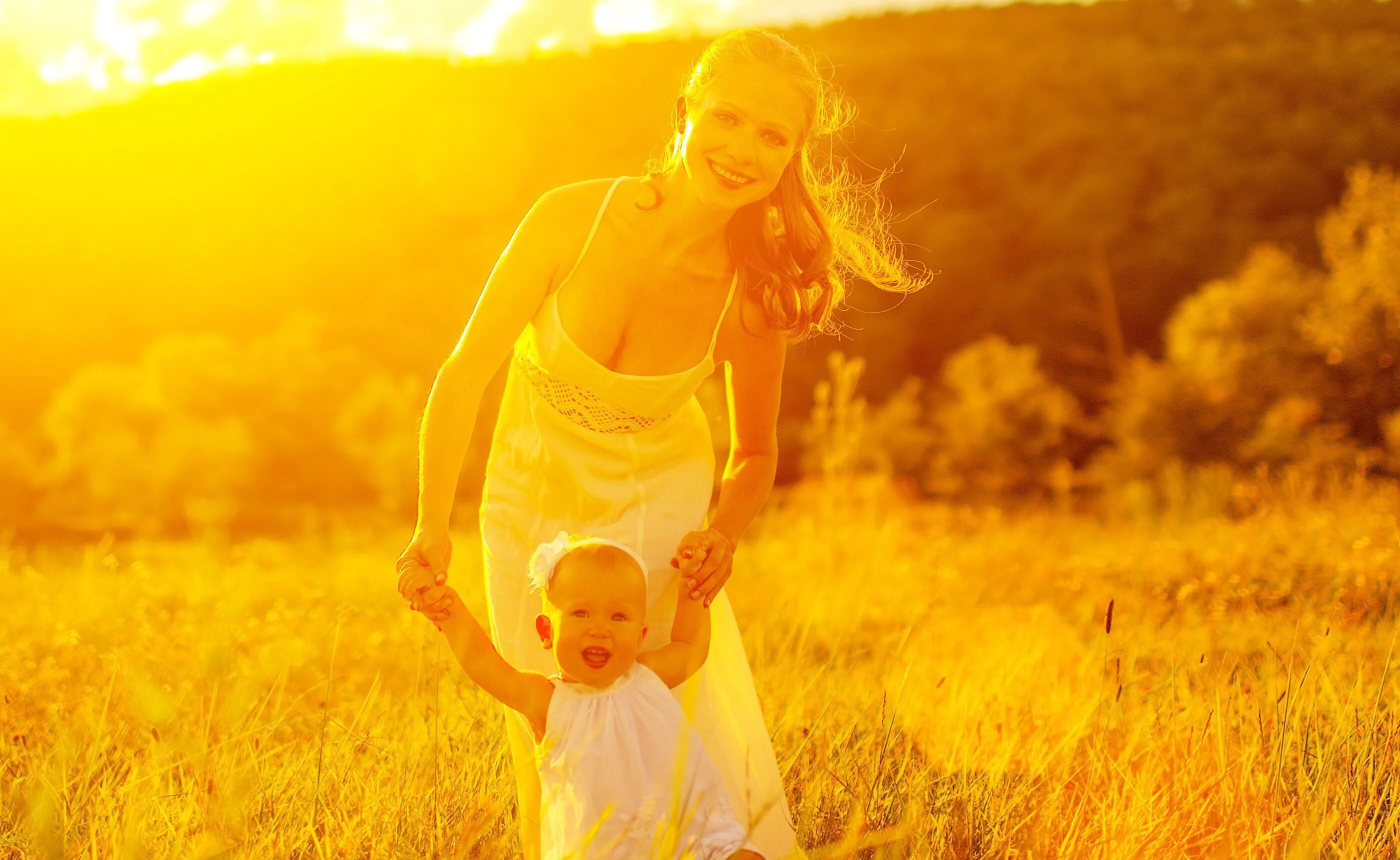 Мама воздух мама свет. Женщина с ребенком. Солнечная девочка. Счастье солнце. Счастливые дети и солнце.