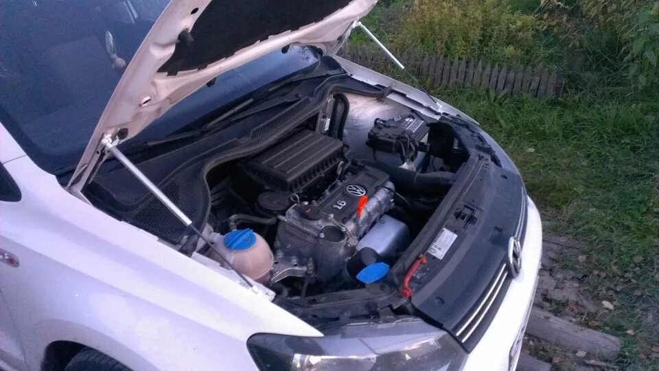 Открытый капот поло. Упоры капота фольксваген поло. Упор капота volkswagen afhdvwgo092. Поменять лапку капота фольксваген поло. 9 дт.