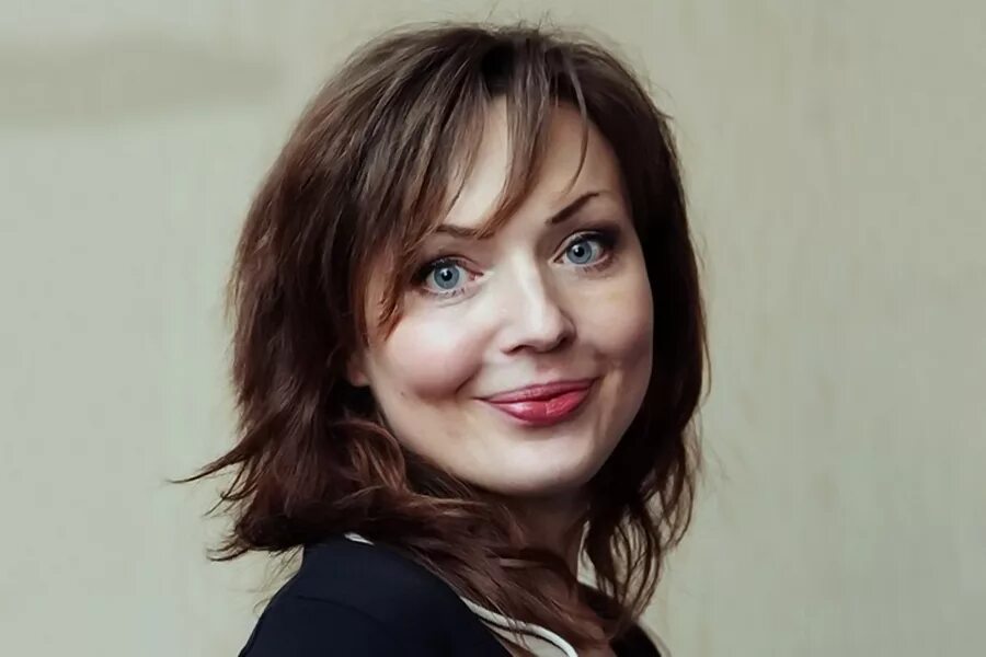 голос алисы кто озвучивает. татьяна шитова озвучка. озвучка алисы. татьяна шитова озвучивает алису. татьяна шитова алиса.