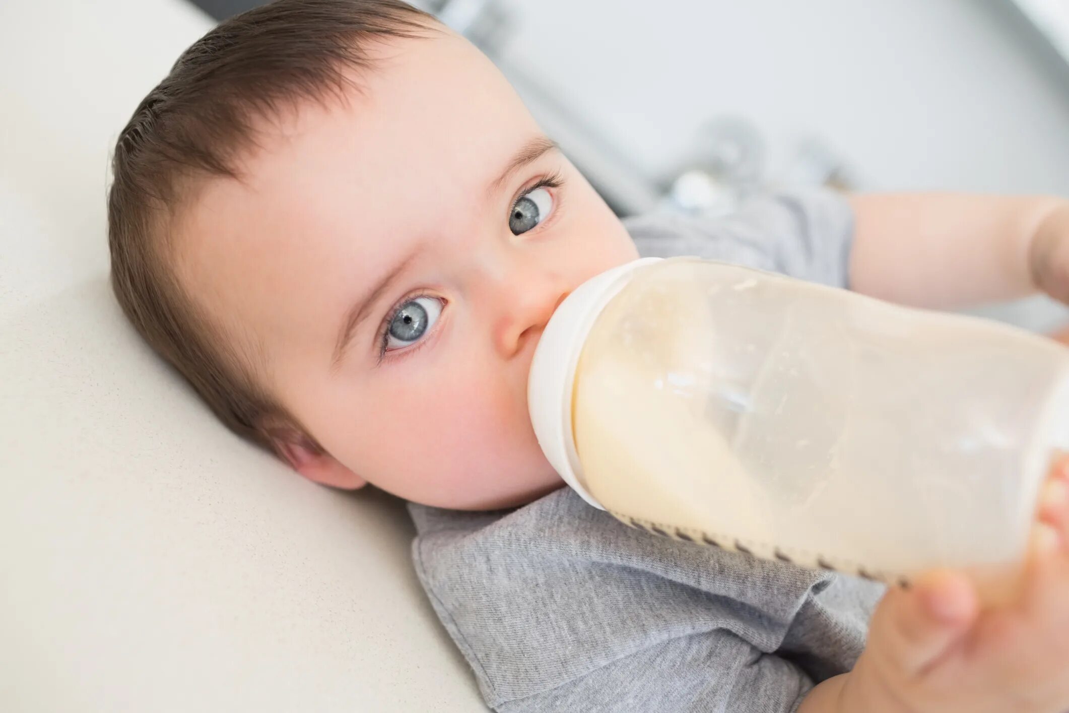 Новорожденный с молоком. Молоко для грудничков. Грудные дети пьют воду. Ребенок на грудном вскармливании пьет водичку. Пить водичку новорожденному