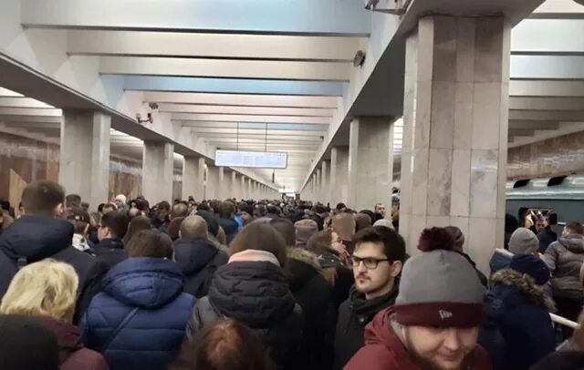 Поезд метро. Станция курская синяя ветка. Сбой в метро на зеленой ветке. Сбой в метро сегодня на зеленой ветке москва. Сбой в метро.
