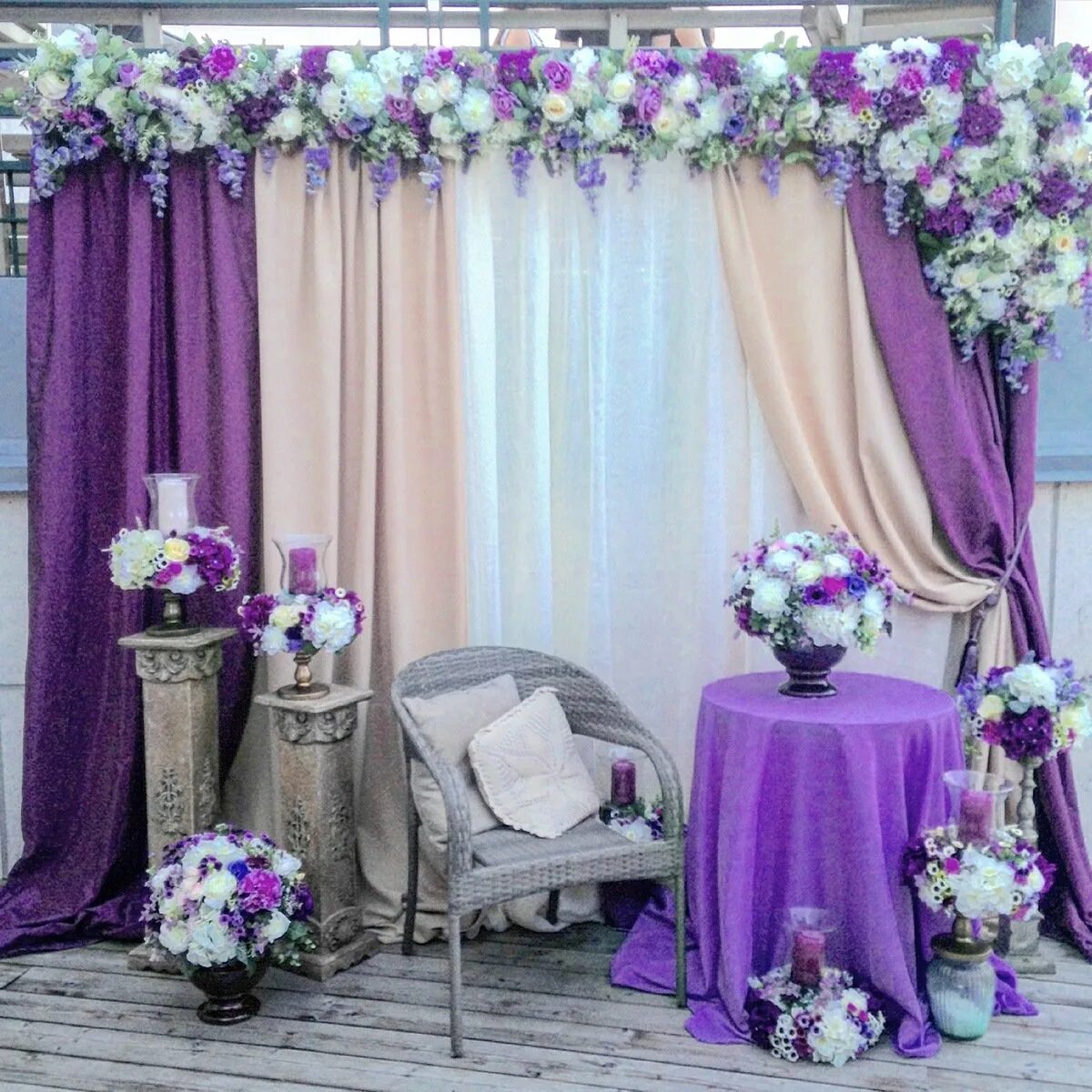 Украшение свадьбы в фиолетовом цвете. Украшение зала на свадьбу в сиреневом цвете. Украшения для ткани. Фотозона в сиреневом цвете.