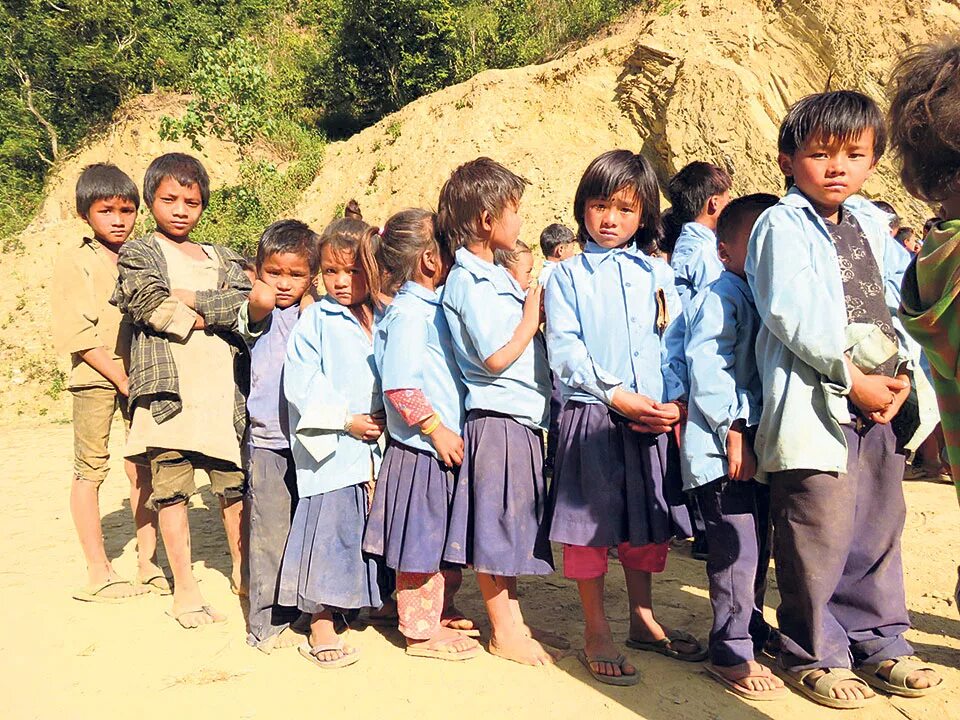 Students feet. Босоногая школа. Дети идут в школу Непал. Школа barefoot. Nepal barefoot.