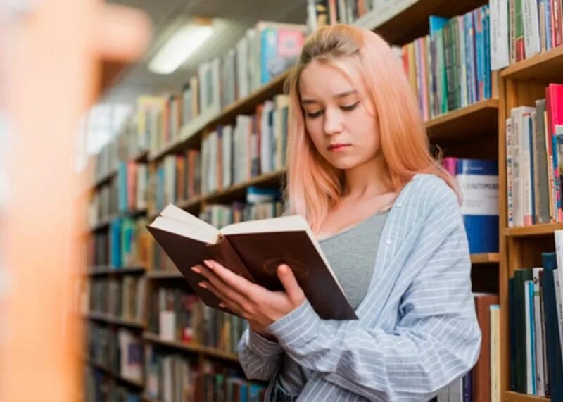 Выглядит читать. Книга человек. Подростки в библиотеке. Подросток с книгой. Подростки чтение.