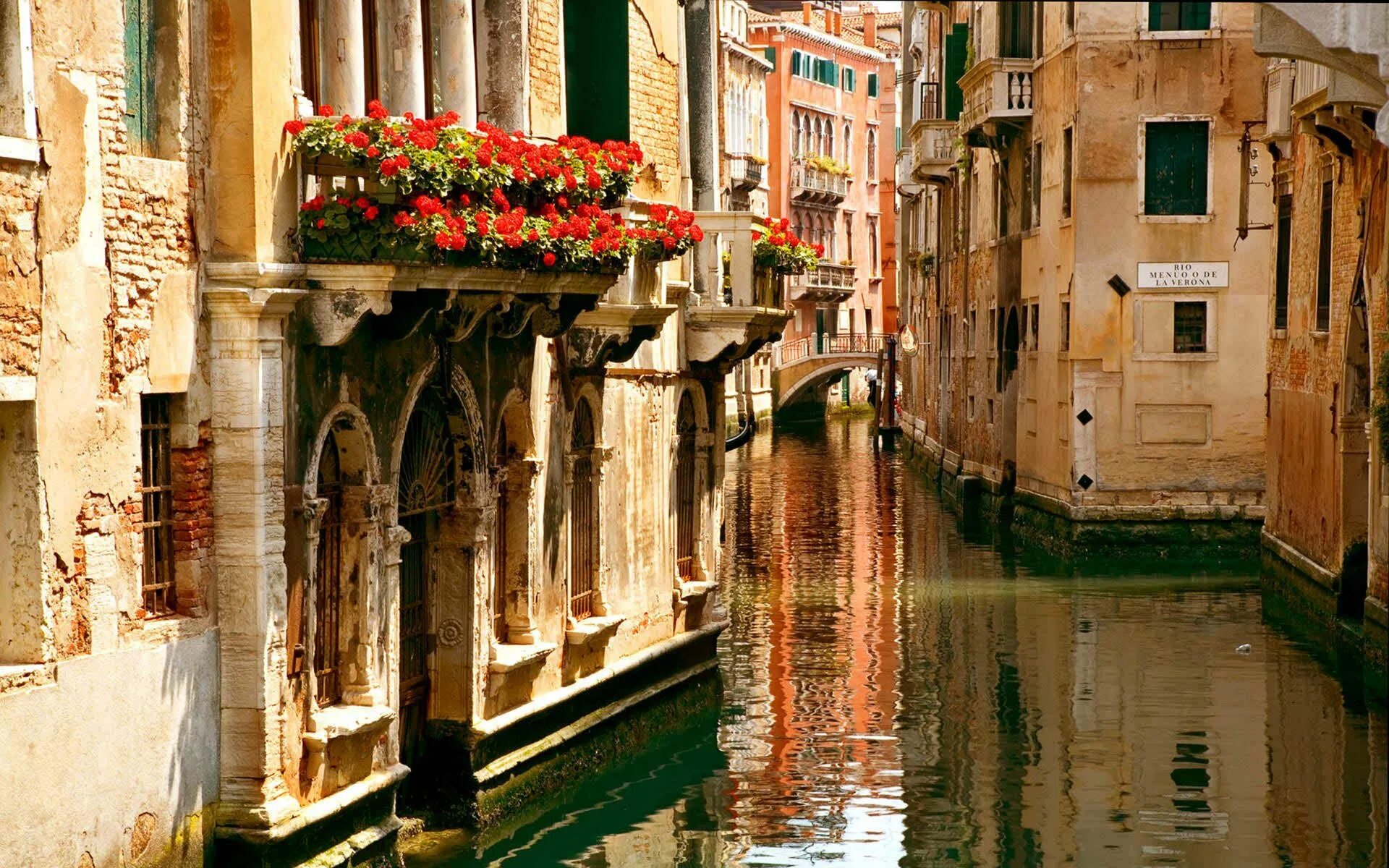 Самые красивые старые города. Улочки Венеции живописные. Венеция Италия улочки. Венеция Италия архитектура улочки.