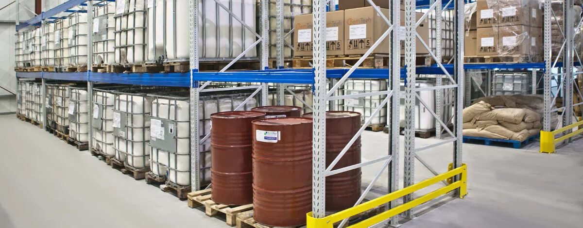 хранение химикатов на складе. склад сырья. склад готовой продукции. склад готовой продукции. сырье и материалы.