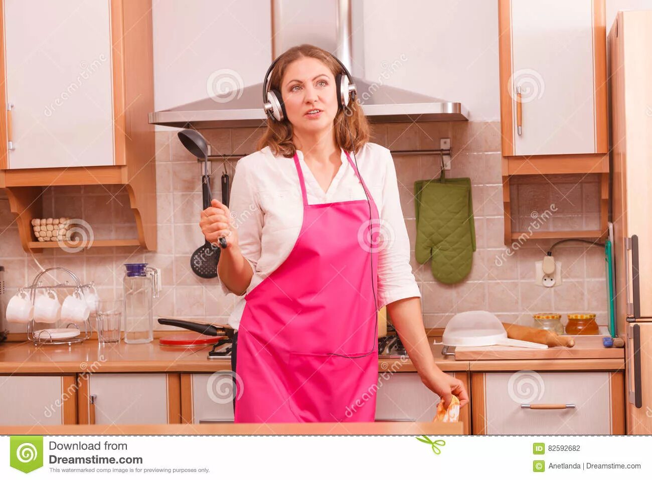 Красивая домохозяйка. Пожилые домохозяйки. Sad housewife. Женщина убирается в доме. Уборка кухни.