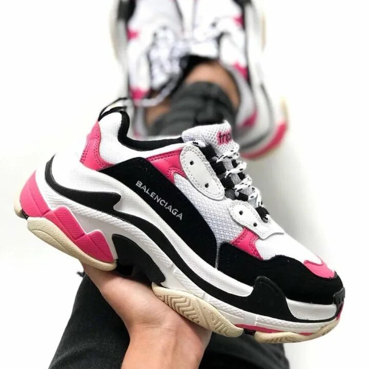 Кроссовки женские реплика. Balenciaga Triple s кроссовки Pink. Кроссовки розово черные Баленсиага. Баленсиага кроссовки черно розовые. Balenciaga Triple s черно розовые.