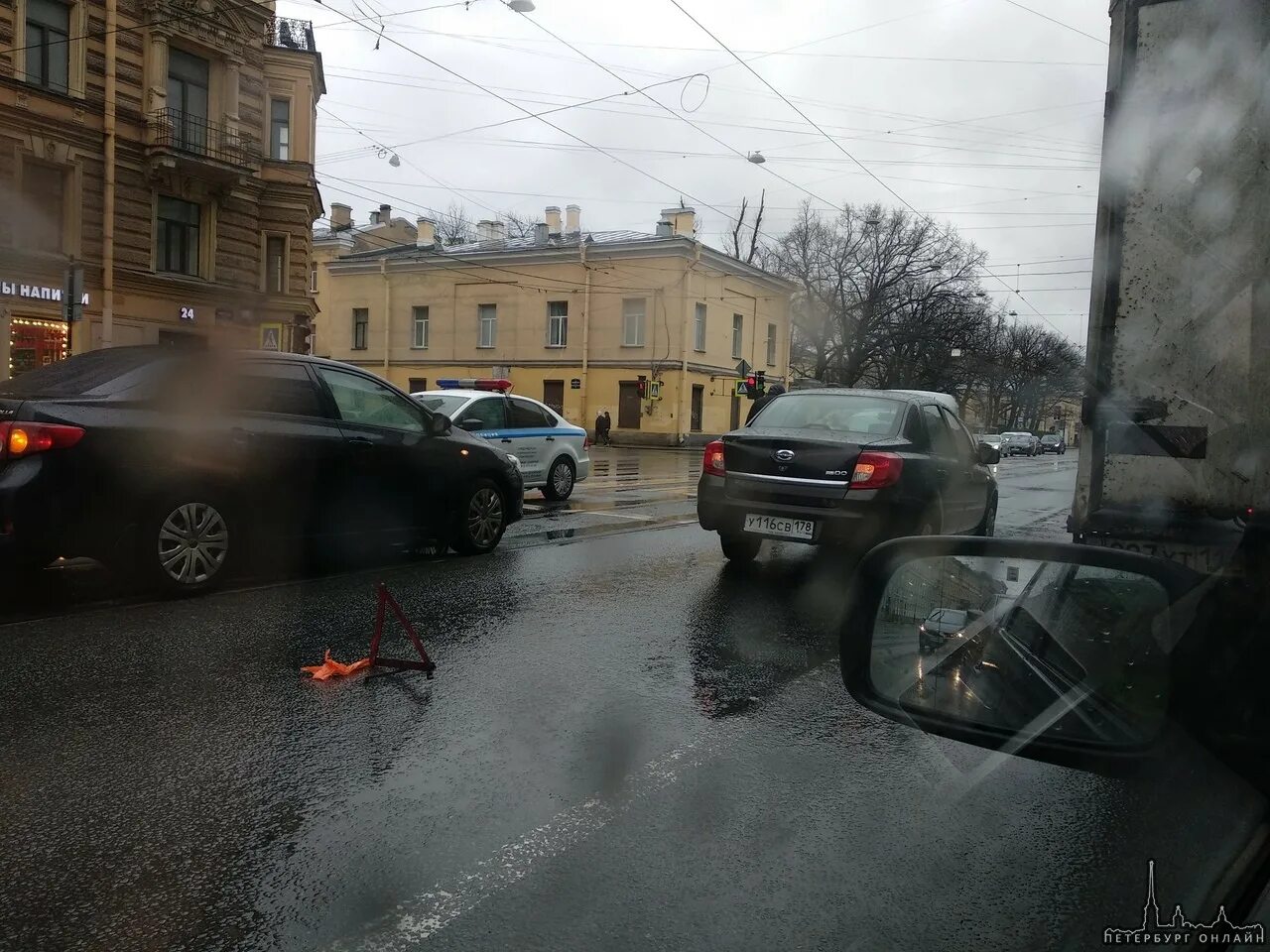 Травма на литейном. Люди гололед питер. Авария в санкт петербурге. Травма на литейном. Травма на литейном.