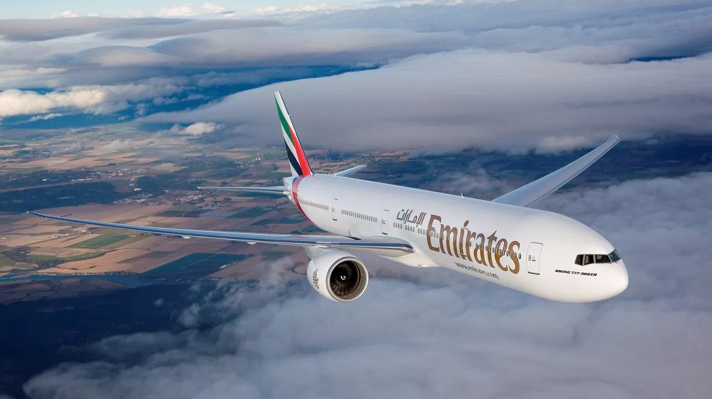 Перелет эмирейтс. Боинг 777 эмирейтс. самолет боинг 777 эмиратес. боинг 777 300 эмирейтс. боинг 777 компании эмирейтс.