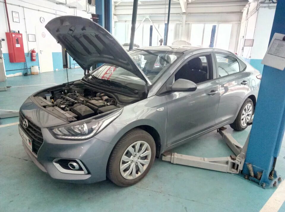 Ремонт двигателя хендай солярис. Hyundai solaris 1 кузов. hyundai solaris на подъемнике. хендай солярис серый. техобслуживание hyundai solaris.