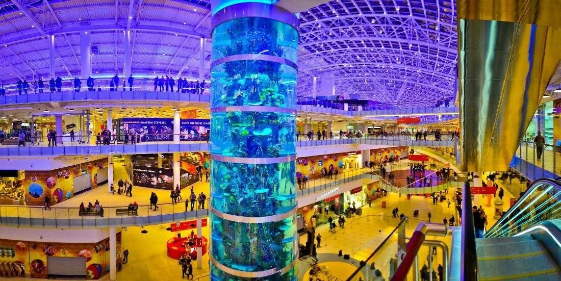 Авиапарк самый большой. Трц авиапарк на ходынском поле в москве. тц с аквариумом в москве авиапарк. авиапарк москва торговый центр магазины. авиапарк аквапарк москва.