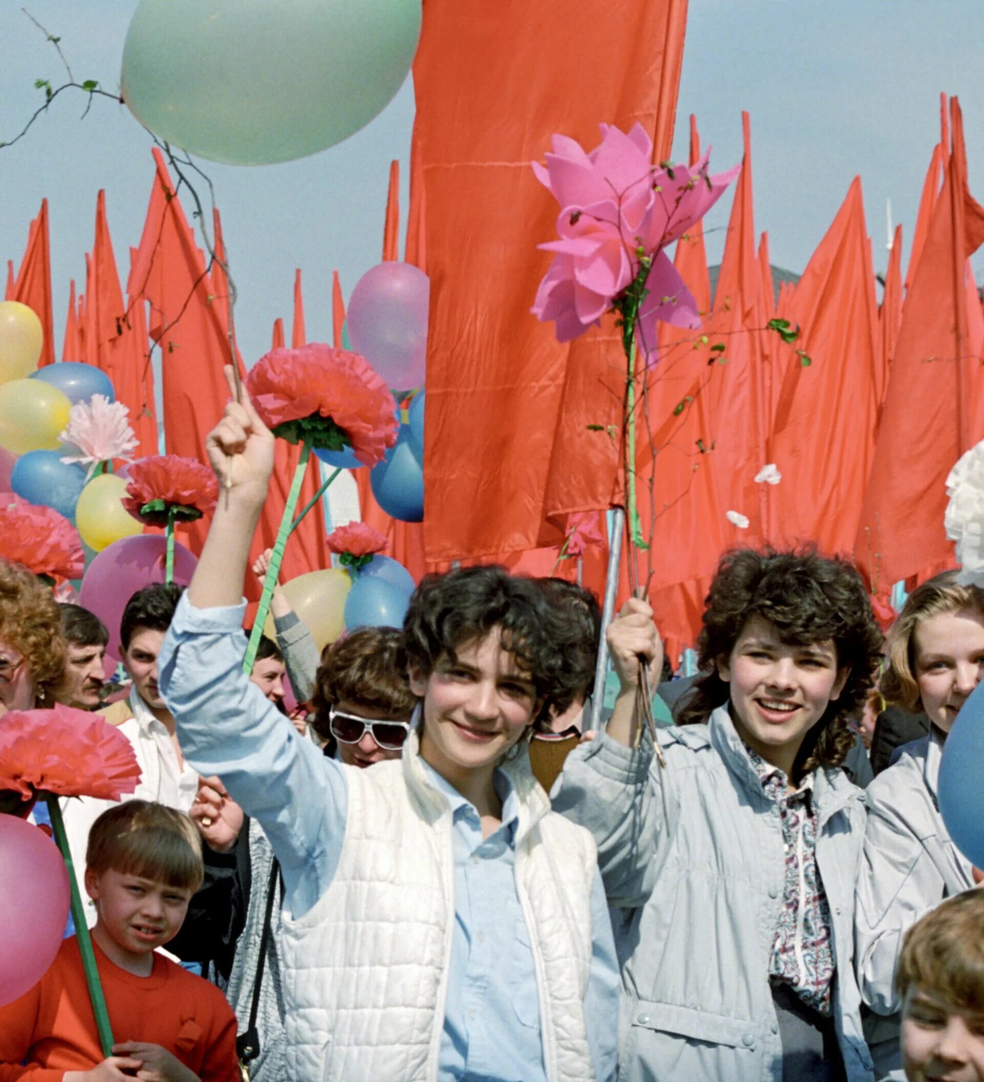 Демонстрация го. 1 мая в советском союзе. первомайская демонстрация в ссср. праздничная демонстрация. мир труд май демонстрация.