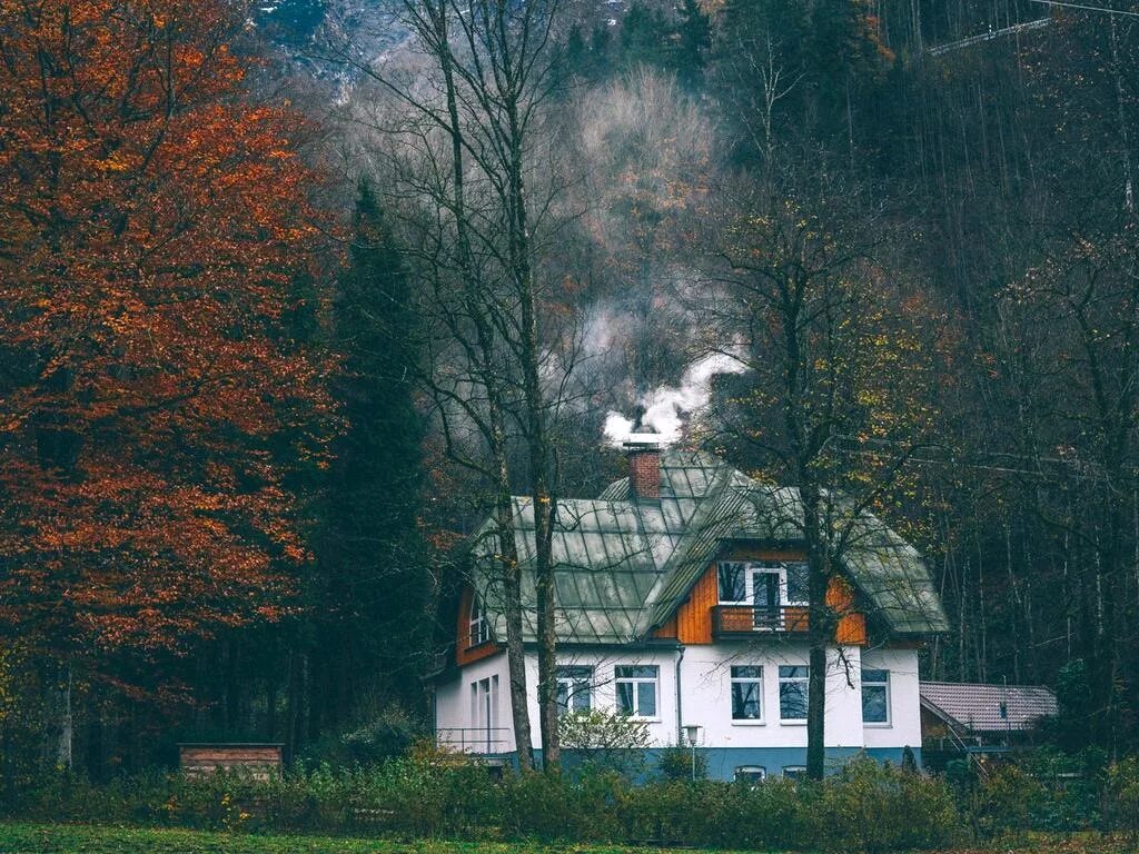 Дом окруженный водой. Готические поместья пенсильвания. House surrounded of emerald. The house was surrounded. Вилла шмидт плющ.