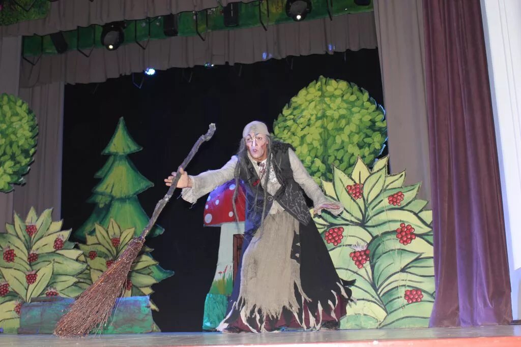 Елена яковлева бабка ежка. Ирина мазуркевич маленькая баба яга. Выступление бабы яги. Выступление бабы яги. Баба яга баба яга.